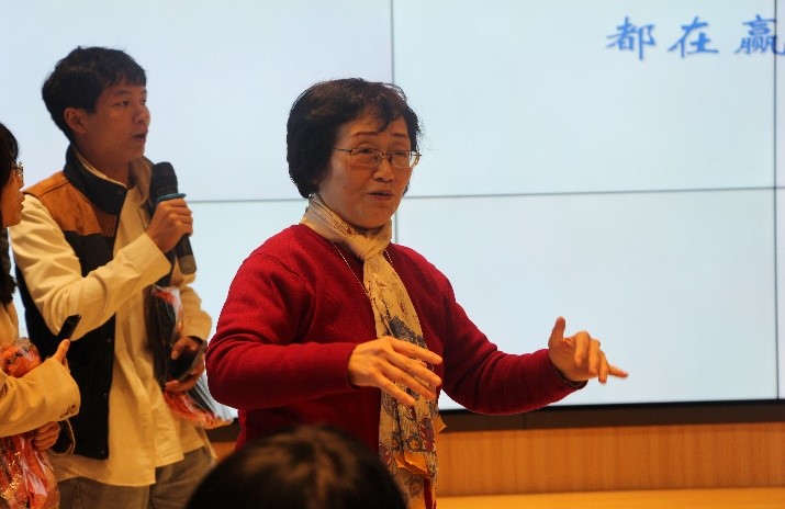 图3 刘老师指挥队员们合唱.jpg